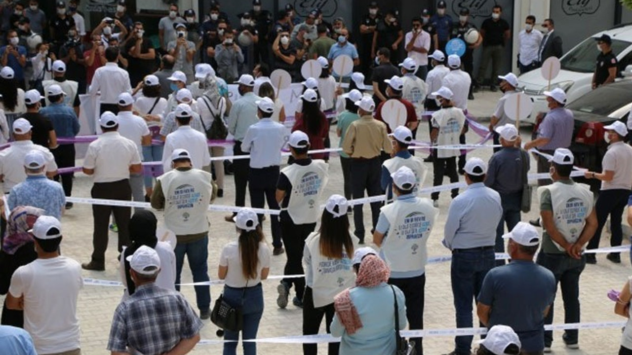 Van'da polis engeline rağmen Barış zinciri kuruldu