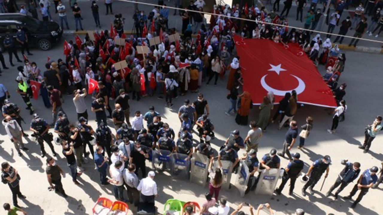 HDP'li milletvekilinin eylemine karşı AKP'li kadın kolları 'protesto' eylemi yaptı