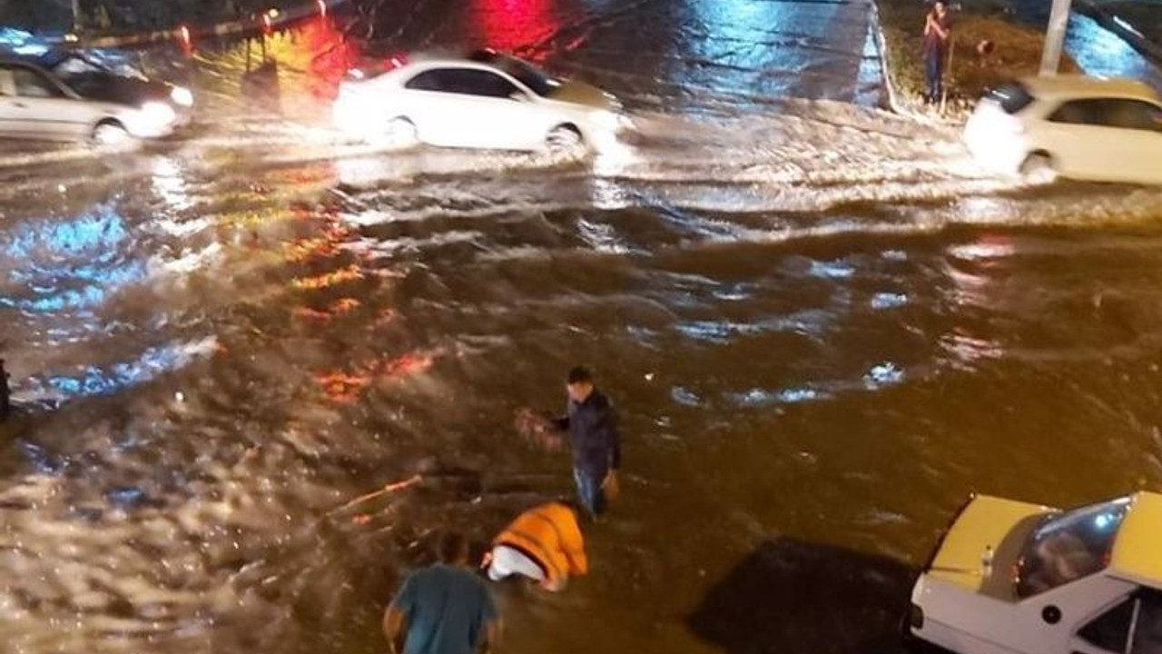 Sağanak ve dolu sonrası birçok kentte ev ve iş yerlerini su bastı