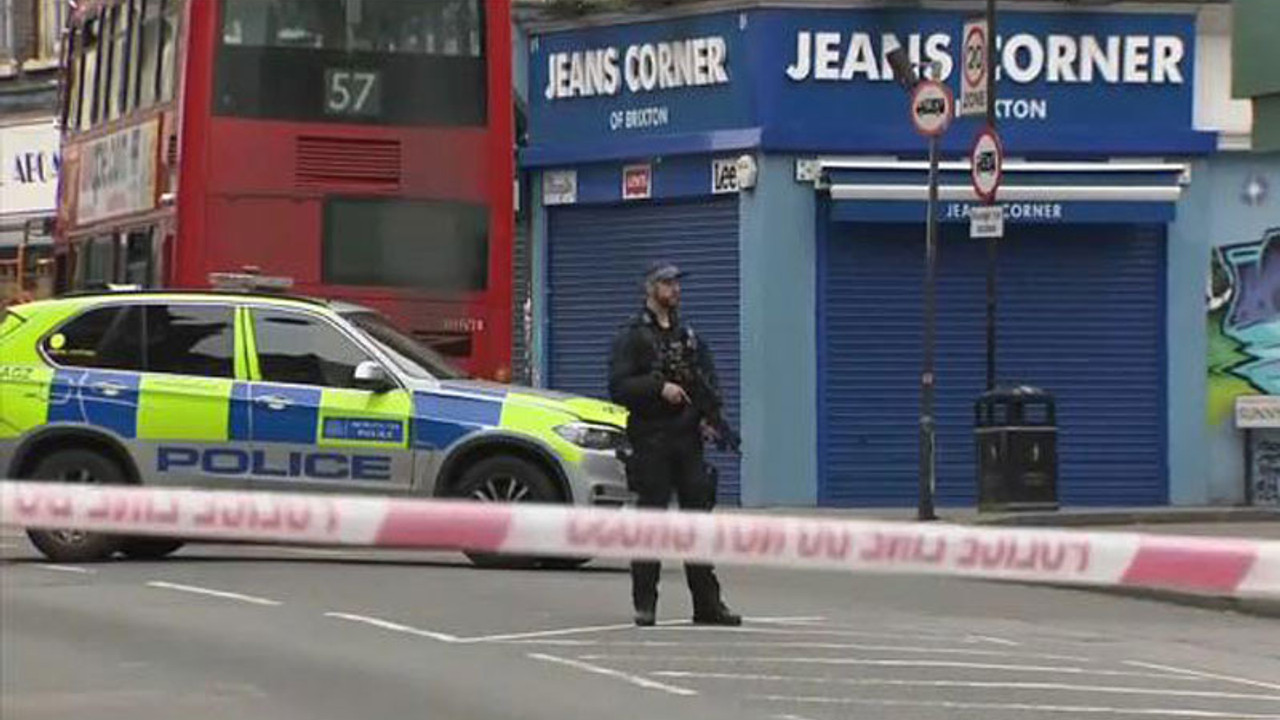 Londra'da bir kişi sokakta yürürken arbaletle vuruldu