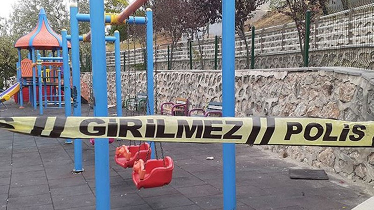 Boşanmak isteyen eşini parkta çocuğunun gözü önünde vurdu