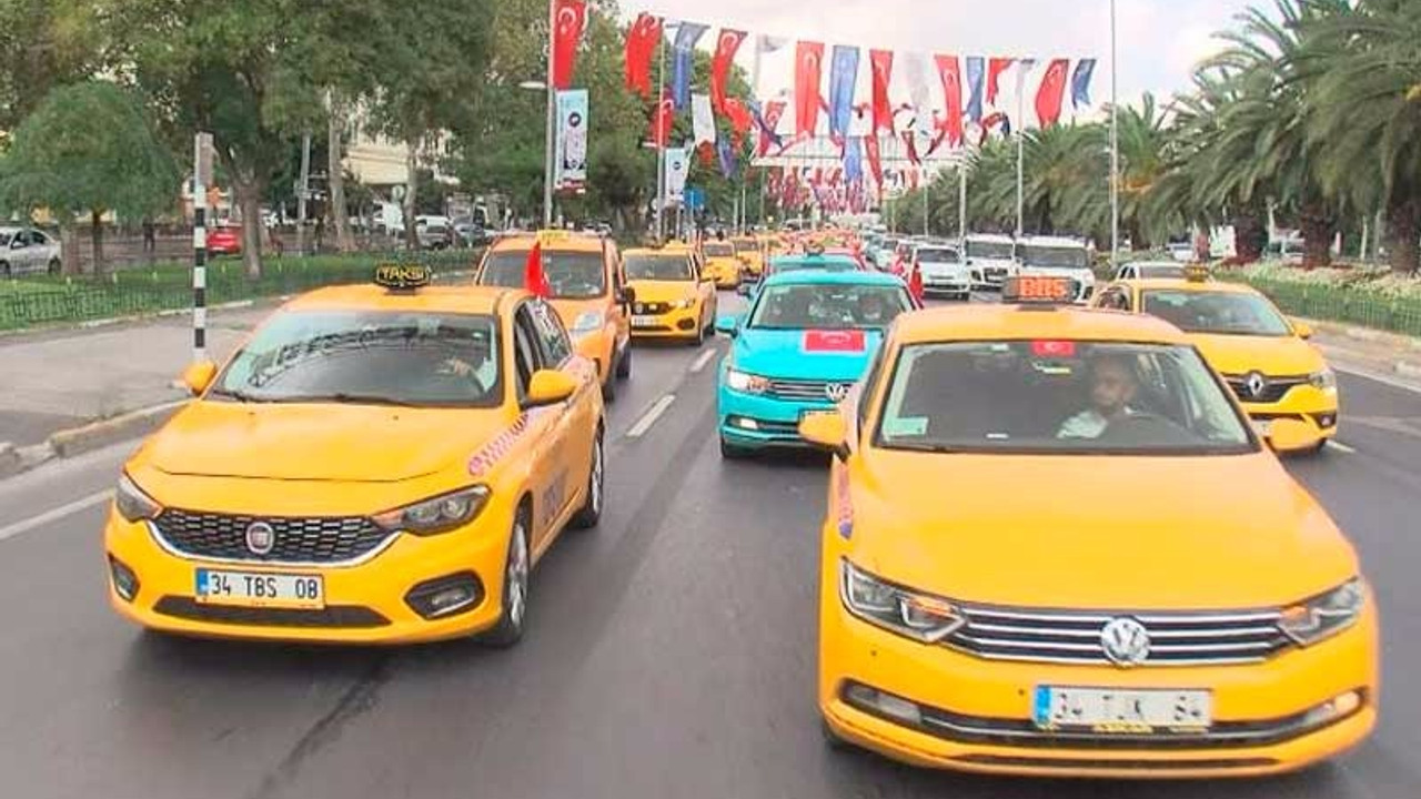 İBB'nin '6 bin taksi' projesini protesto eden taksiciler belediye önünde eylem yaptı