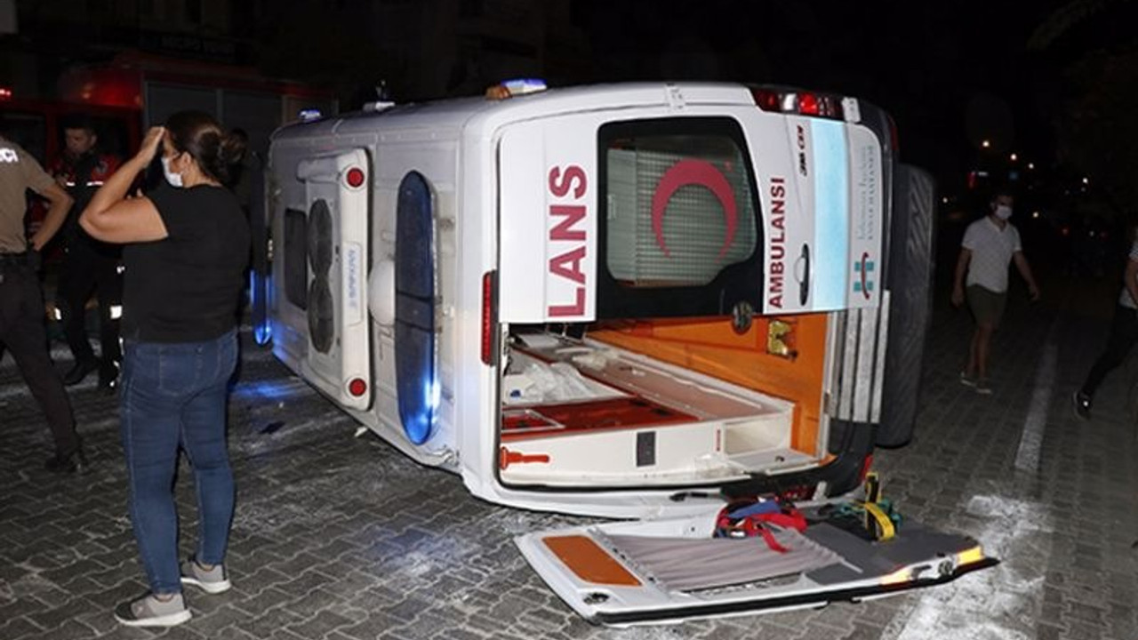 Ambulans kaza yaptı: 6 yaralı