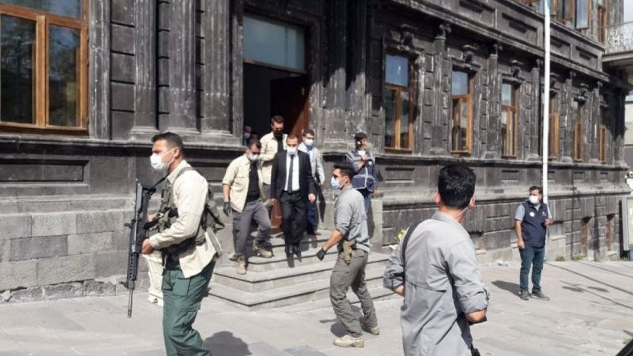 Silahlarla işbaşı yapan kayyım, Kars Belediyesi'nin sosyal medya hafızasını da sildi