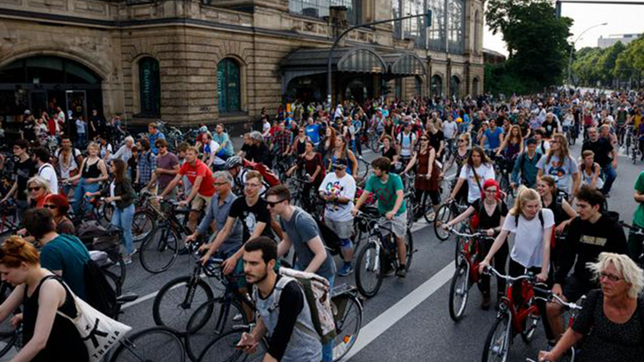 Hamburg'da bu kez de bisikletli G20 protestosu