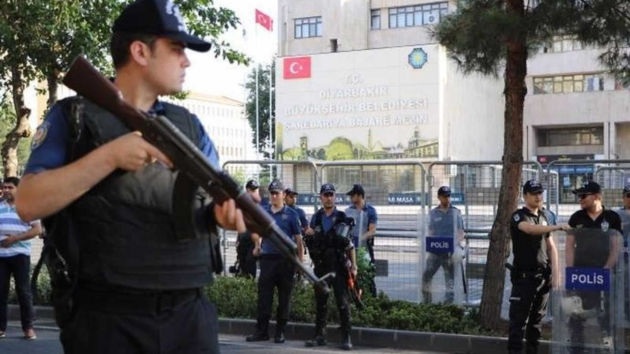 Diyarbakır Büyükşehir Belediyesi kayyımı 25 işçi ve memuru ihraç etti