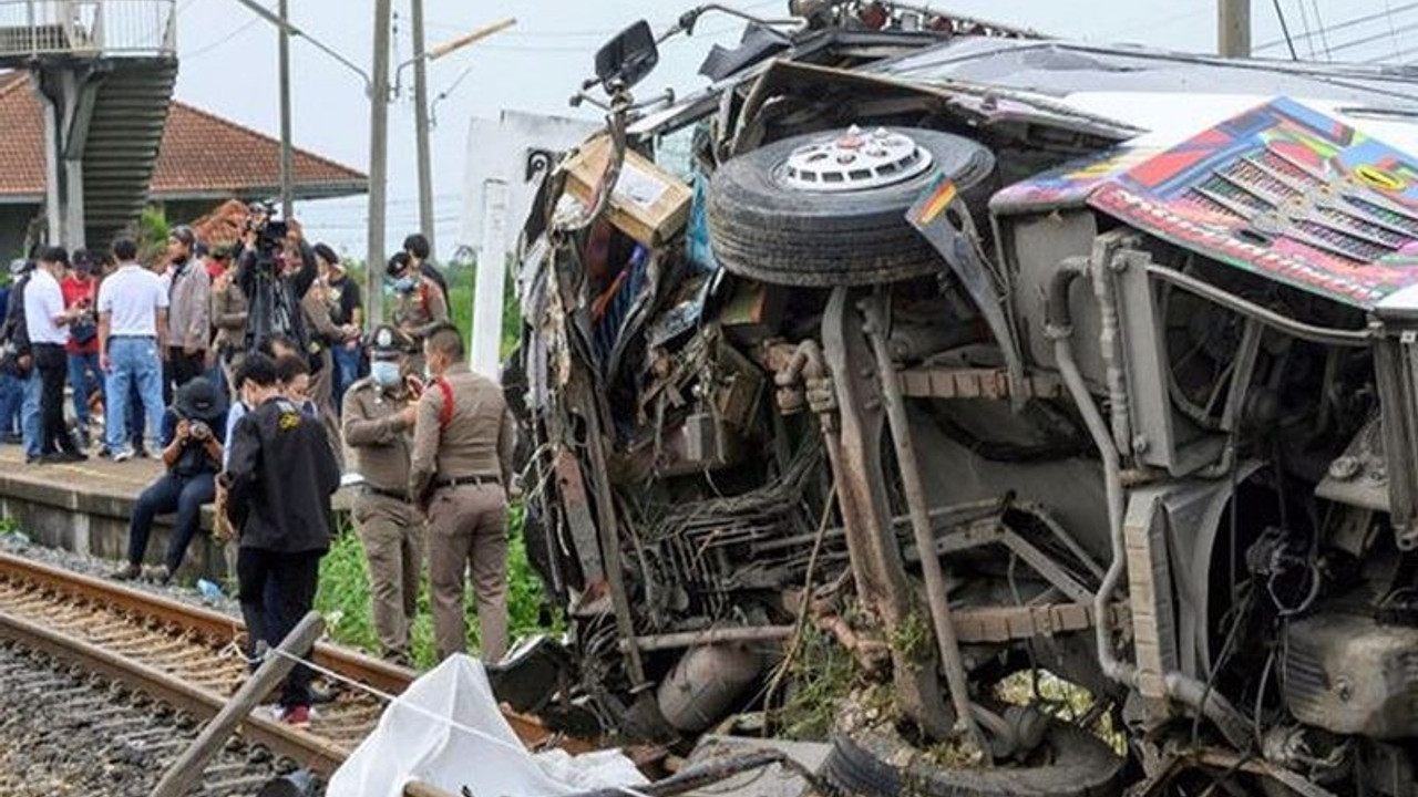 Tayland’da yolcu otobüsüyle tren çarpıştı: 17 ölü, en az 30 yaralı