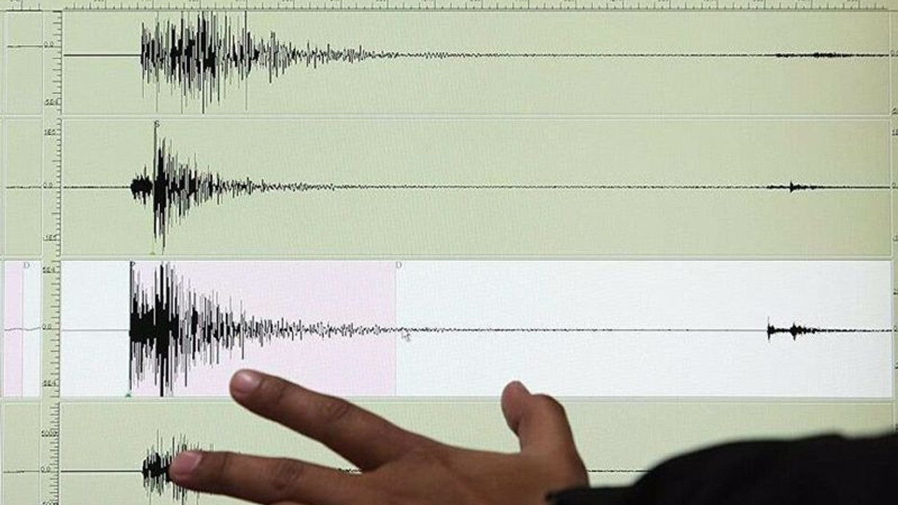 Ege'de biri 5 büyüklüğünde peş peşe 3 deprem