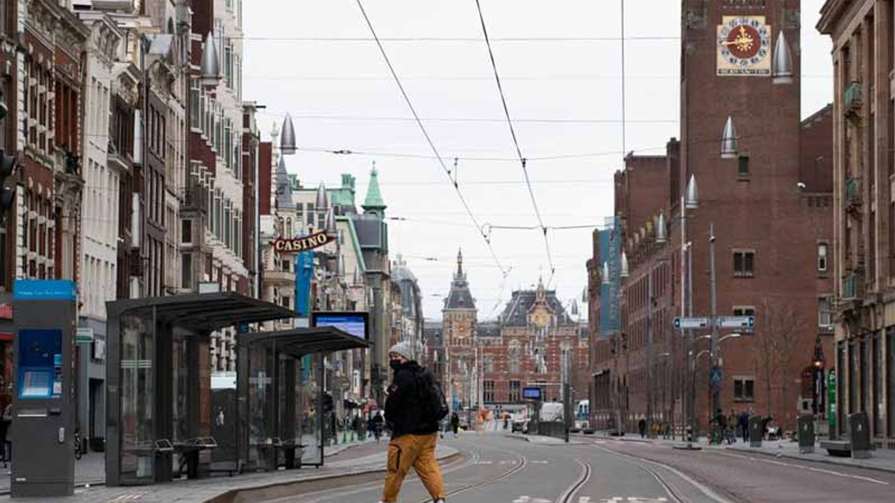 Hollanda'da pandemi kısıtlamaları başladı