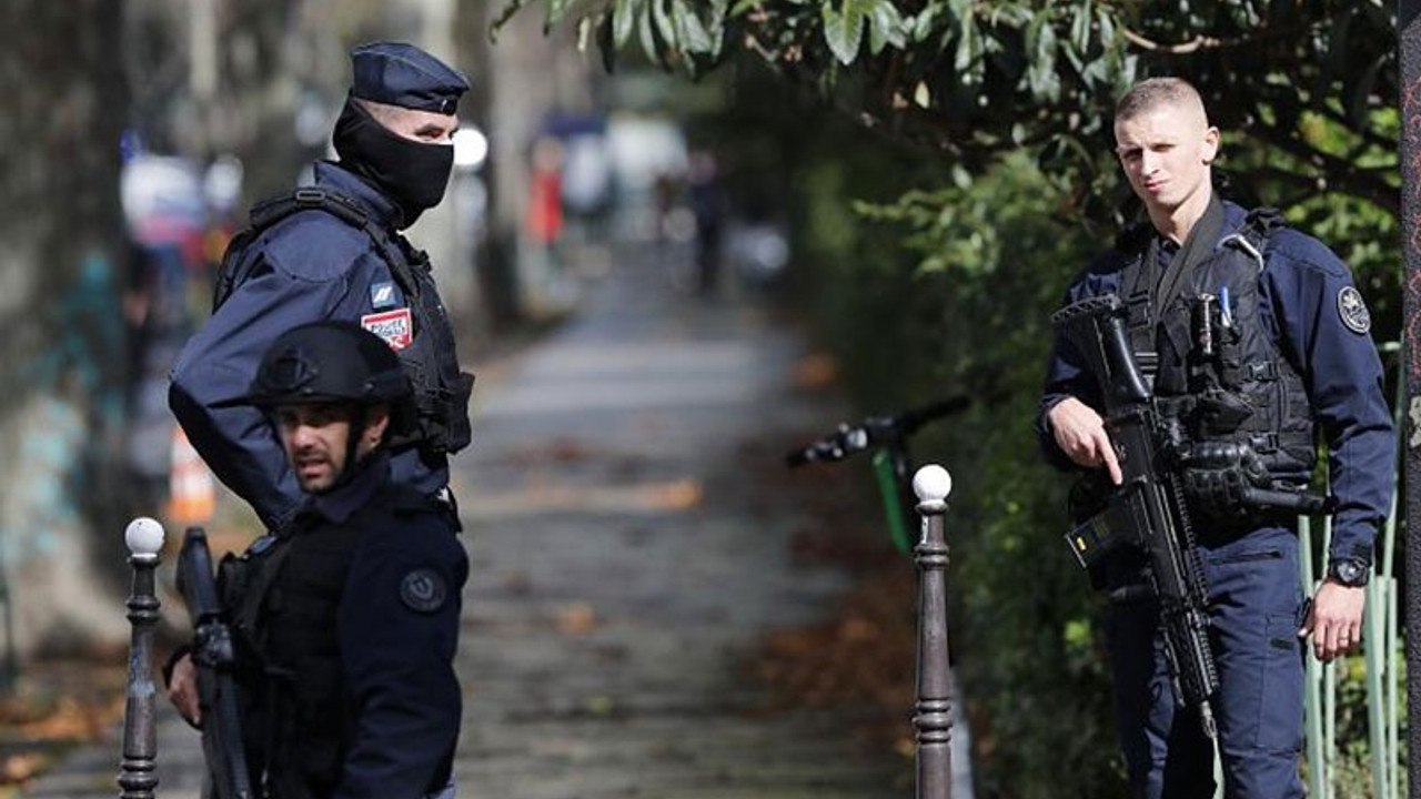 Paris'te bir öğretmen başı kesilerek öldürüldü