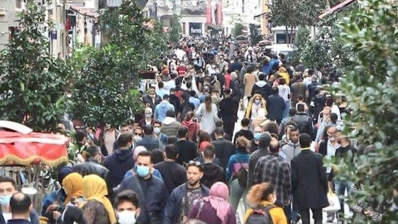 Bakan Koca'dan Taksim paylaşımı: Bu kalabalığa sağlam giren hasta çıkar