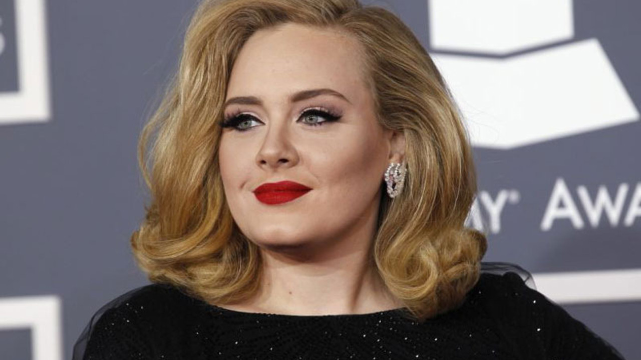 Adele’in babası kızının şarkılarını çalıp söyleyen komşusunu şikayet etti