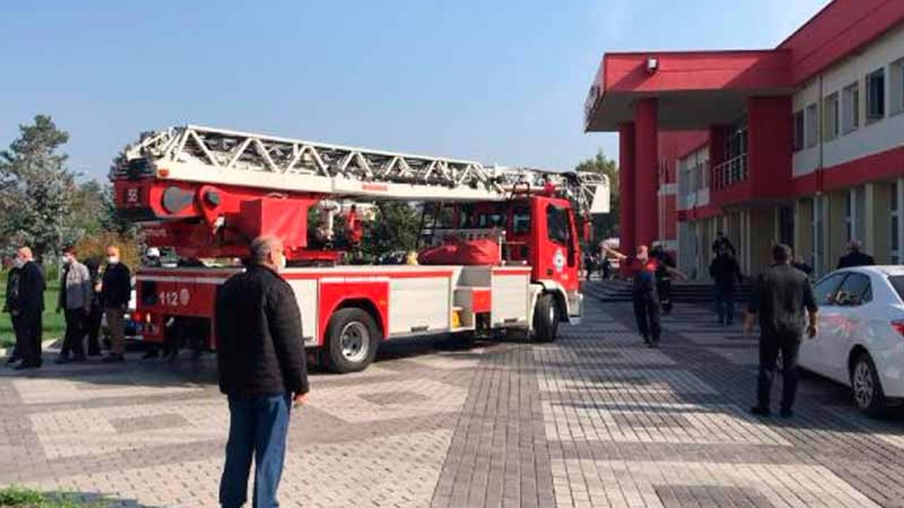 Valilik önünde görevli polisin üzerindeki biber gazı patladı