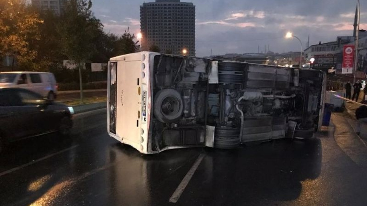 İstanbul'da servis aracı devrildi: 8 yaralı