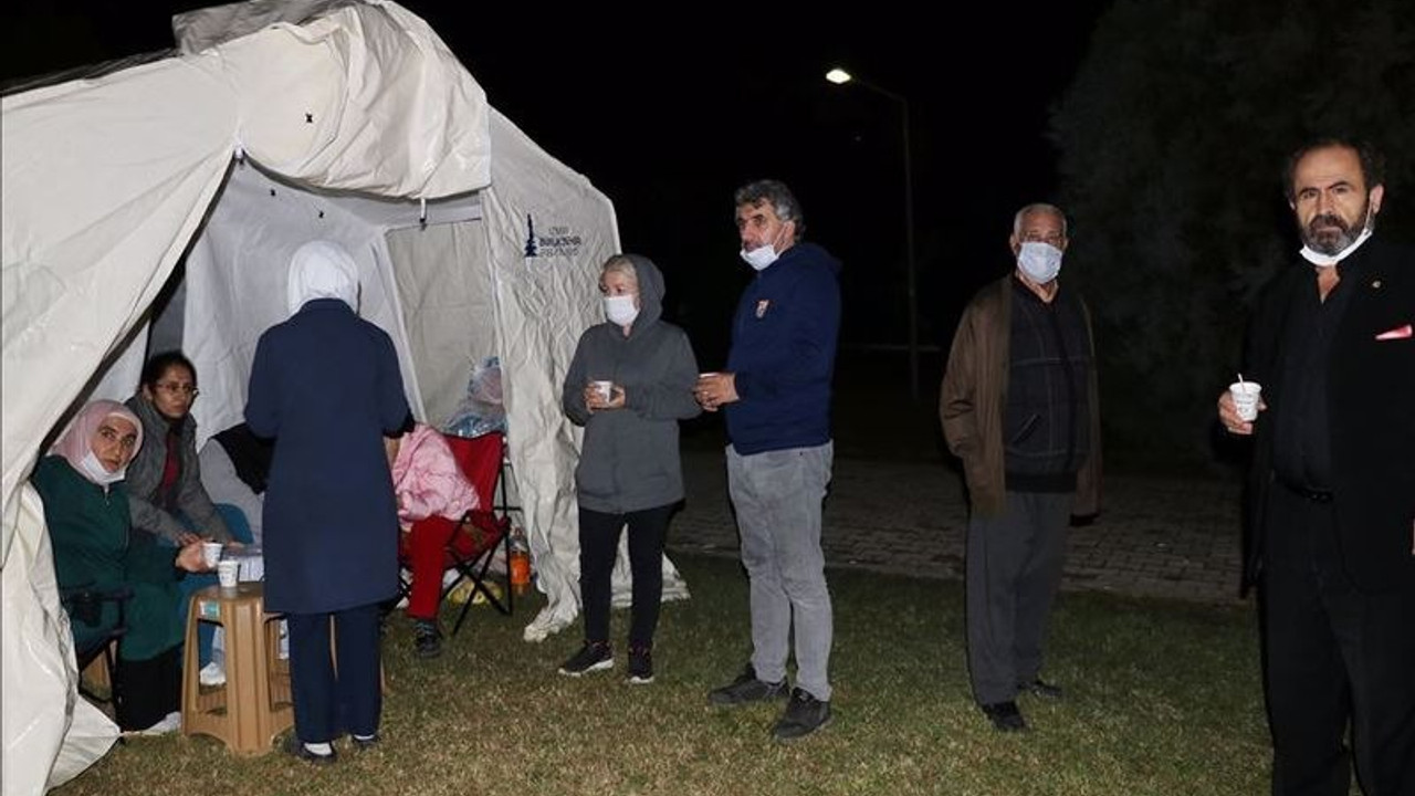 Çadırdaki depremzedeler: Enkaz altındakileri düşünüyoruz