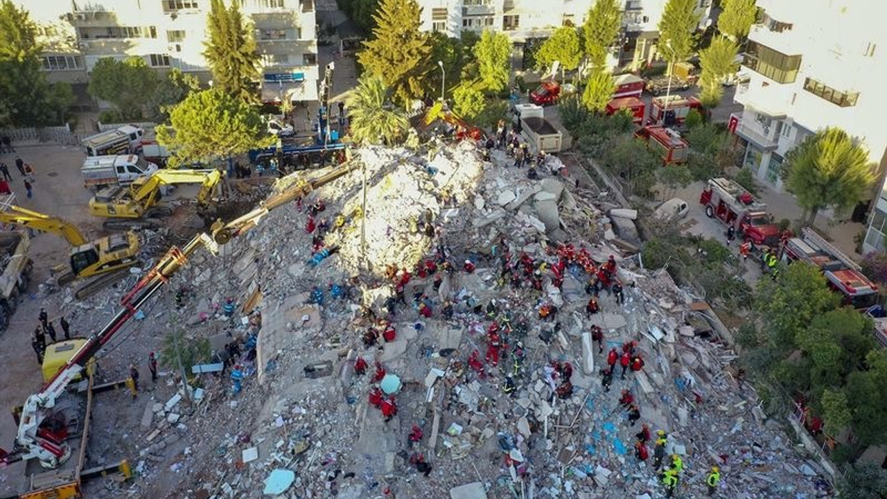 Torununu Erzincan depreminde kaybeden müteahhidin göçtüğü İzmir'de yaptırdığı bina çöktü