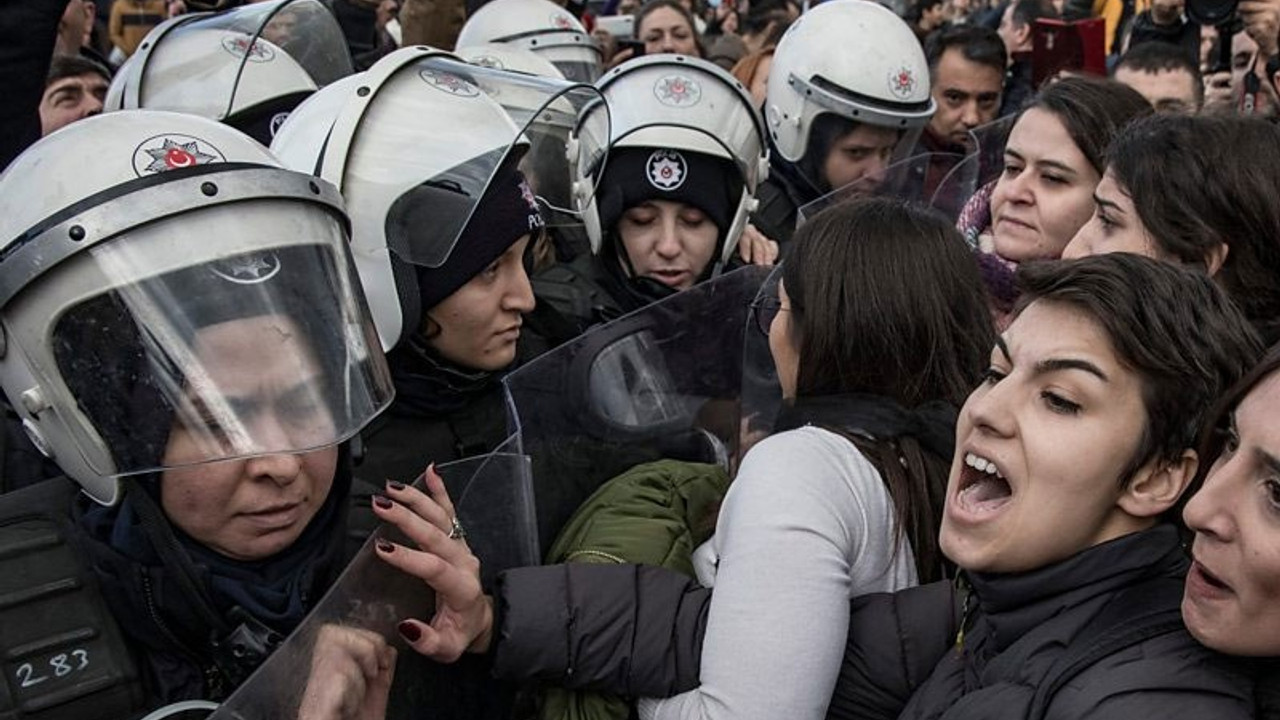 Las Tesis eyleminde gözaltına alınan kadınların davası ertelendi