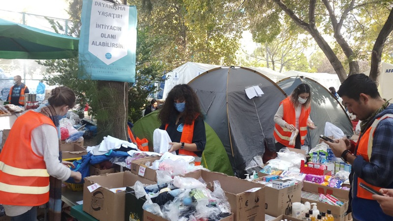 İzmir Valiliği, depremzedelerle dayanışanları çadır alanından çıkarıyor: 9 gözaltı