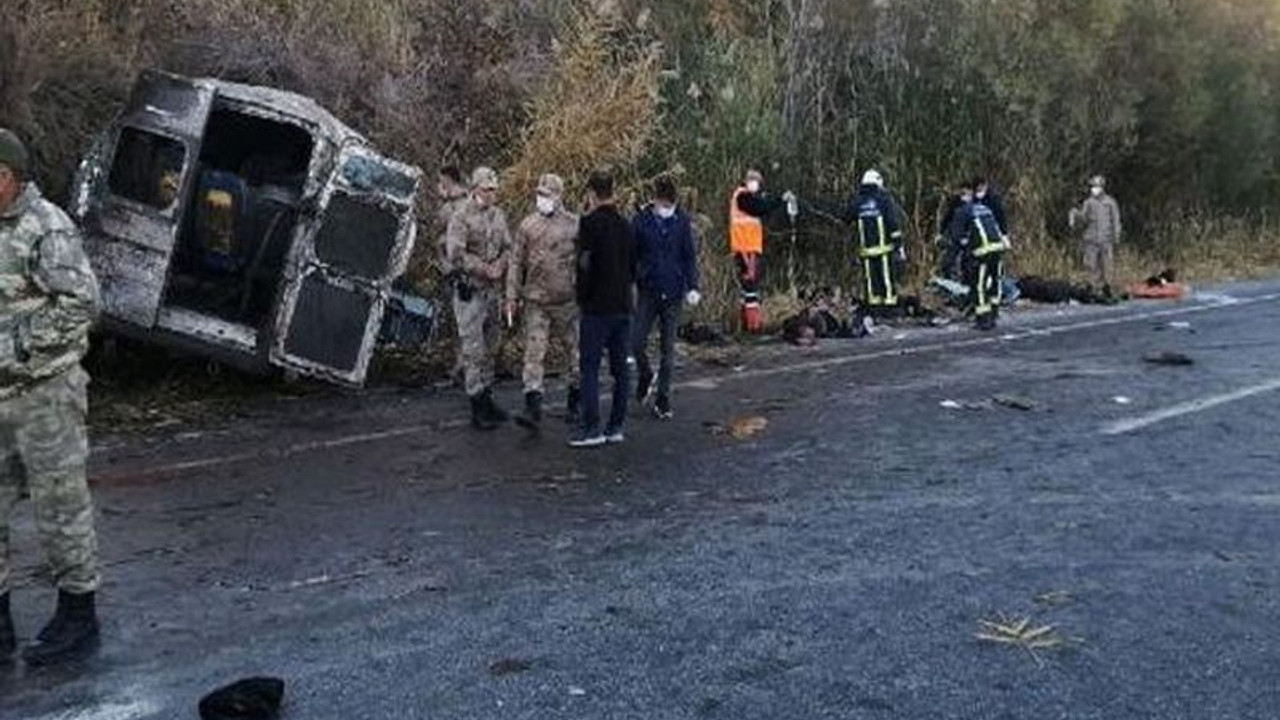 Göçmenleri taşıyan minibüs kaza yaptı: 2 ölü, 31 yaralı