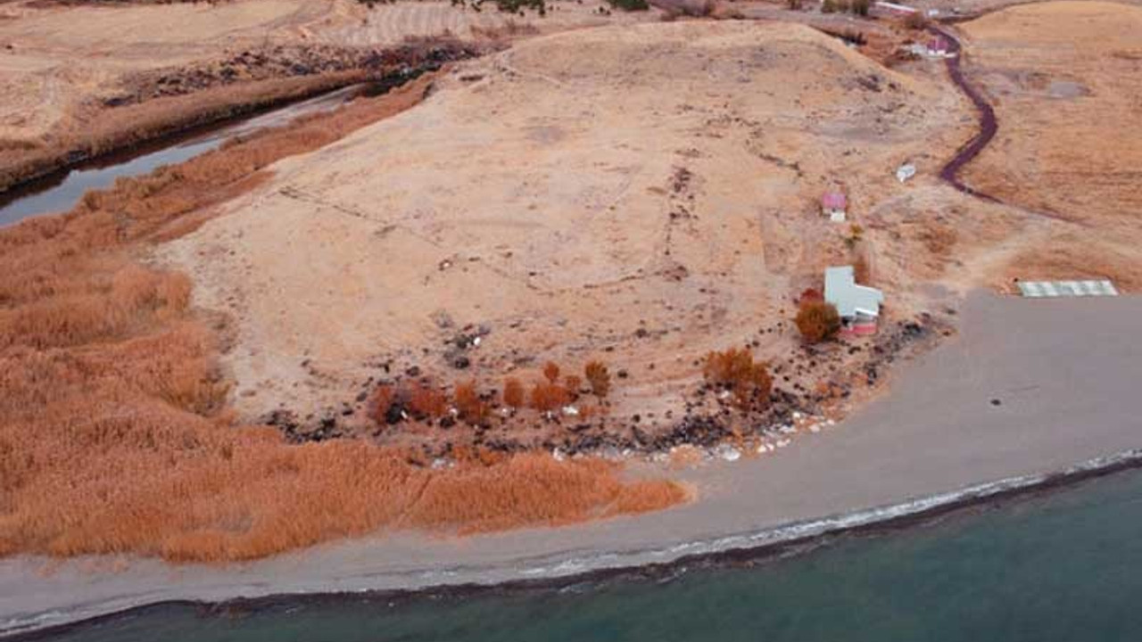 Van Gölü çekilince Urartular dönemine ait liman kalıntıları ortaya çıktı