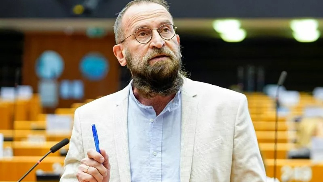 Eşcinsellik karşıtı Avrupa Parlamentosu Milletvekili, eşcinsel seks partisinde yakalandı