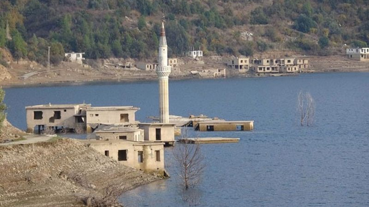 Su seviyesi düşünce baraj altında kalan yapılar ortaya çıktı