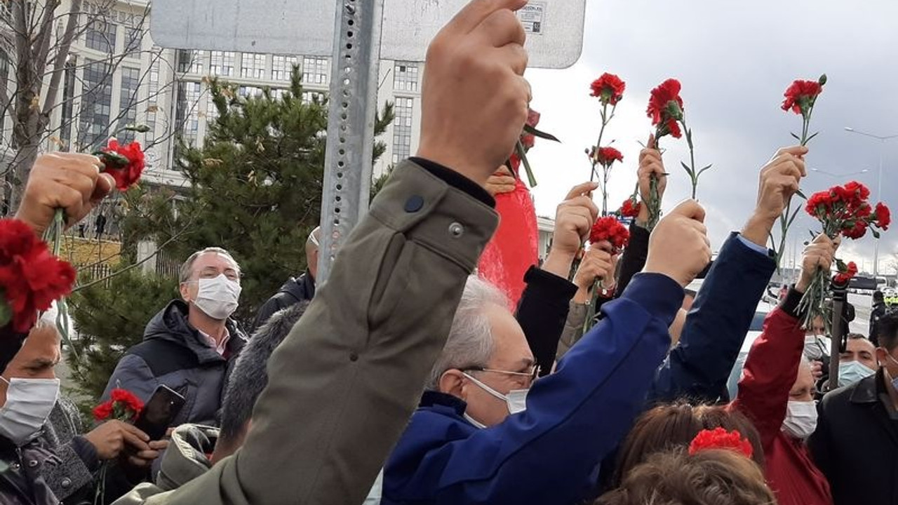 Salgında hayatını kaybeden sağlıkçılar için bakanlık önünde anma: Ölüyoruz, çığlığımızı duyan yok