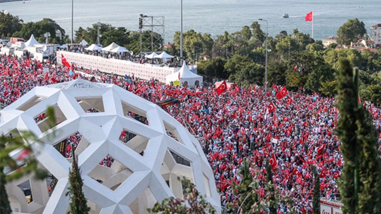 15 Temmuz'un yıldönümünde köprüde anma