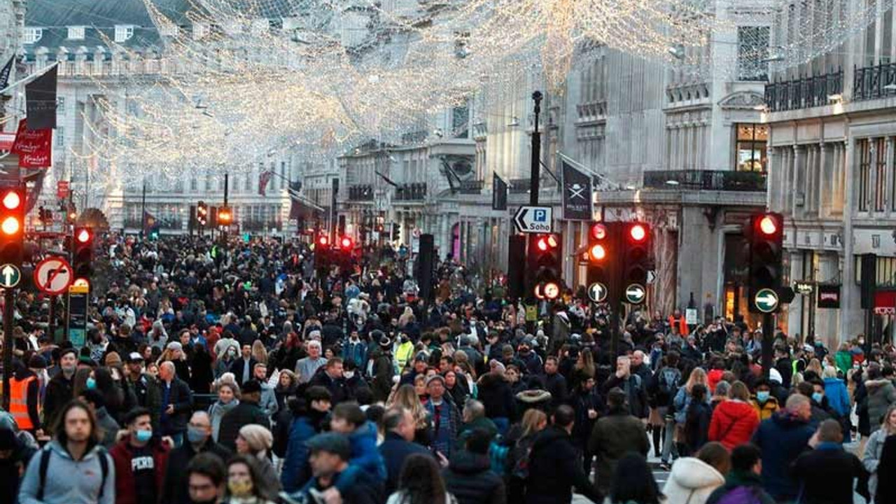 Londra'da Covid-19 vakaları yükseliyor: Kısıtlamada en yüksek seviyeye geçilebilir