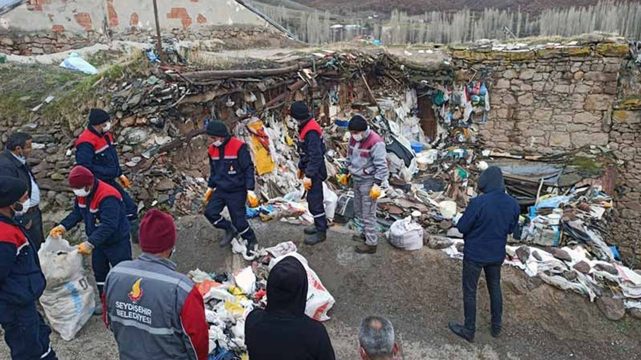 2 katlı evinde, 20 yıl boyunca 12 ton çöp biriktirmiş