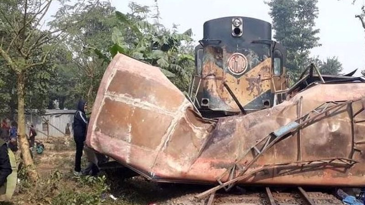 Bangladeş'te yolcu otobüsüne tren çarptı: 12 ölü, 8 yaralı