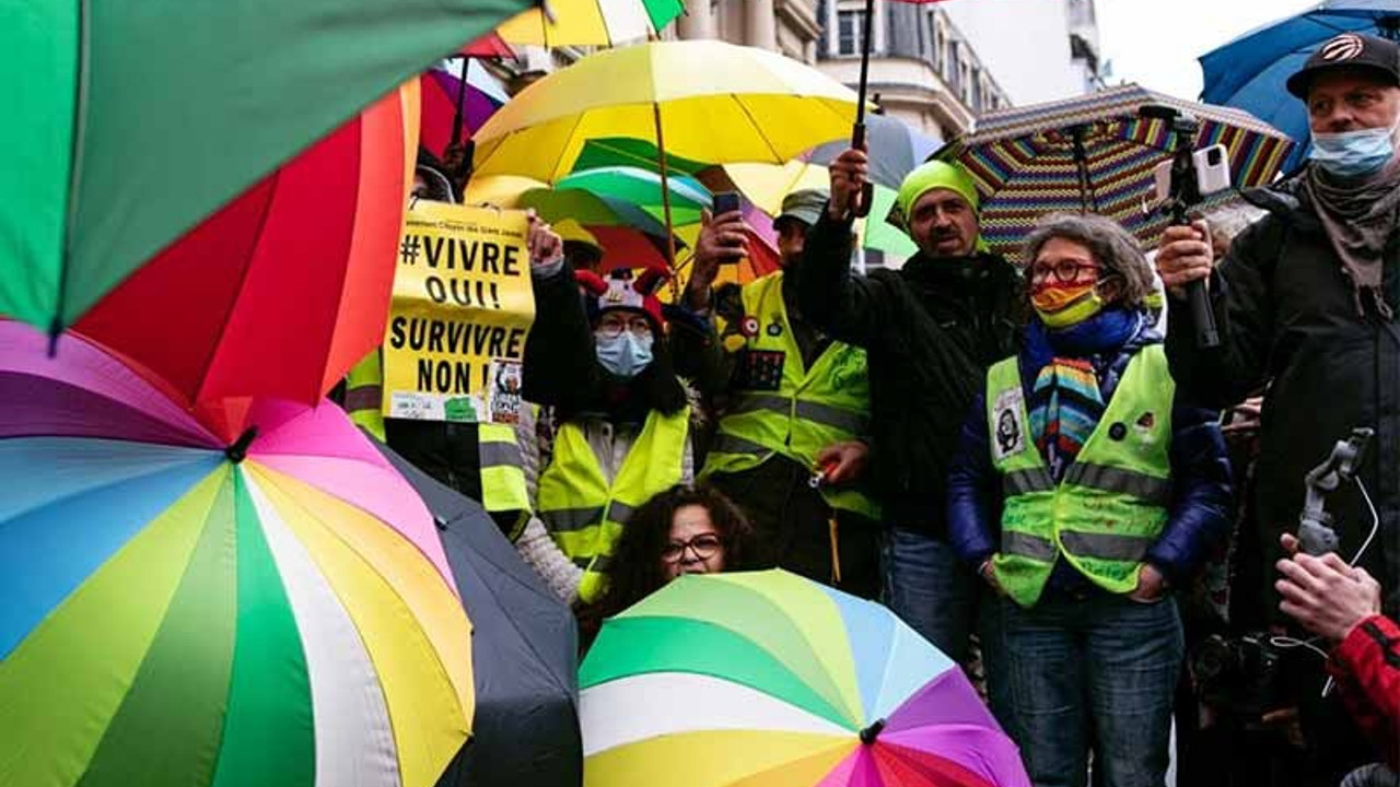 Fransa'da Sarı Yelekliler'den göçmenlere destek