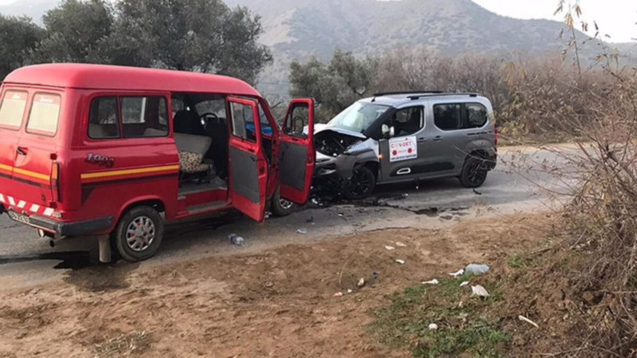 Tarım işçilerinin servisi ile filyasyon ekibini taşıyan araç çarpıştı: Yaralılar var