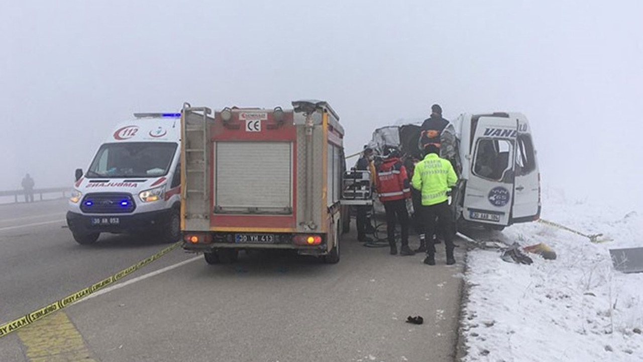 Hakkari'de yolcu minibüsü ile TIR çarpıştı: Ölü ve yaralılar var