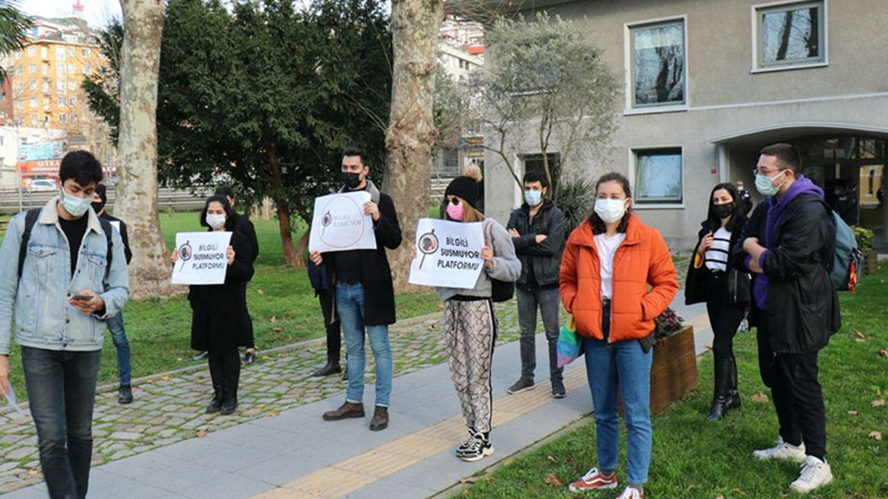 Bilgi Üniversitesi sınavlarda kamera ve mikrofon zorunluluğu getirdi, öğrenciler protesto etti