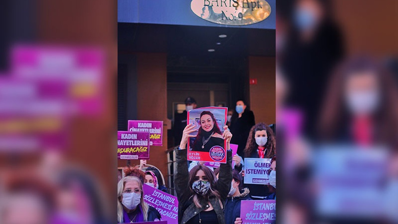 Kadınlar öldürülen Aylin Sözer’in evinin önünde protesto eylemi yaptı