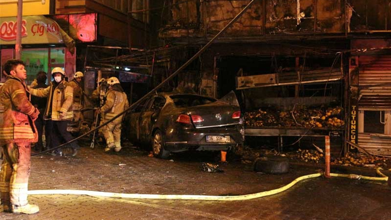 Bahçelievler'de kaza: Markete çarpan otomobil yandı, içindekiler kayıplara karıştı