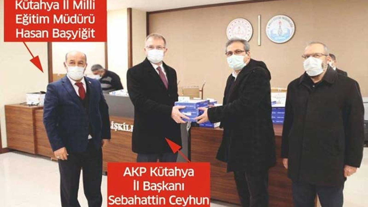 MEB, tablet gönderdi: İl Milli Eğitim Müdürü, AKP İl Başkanı ile dağıttı