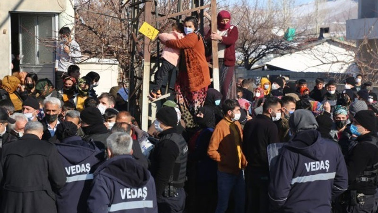 Elektrik sayaçlarını polis ablukasında direklere taşıdılar