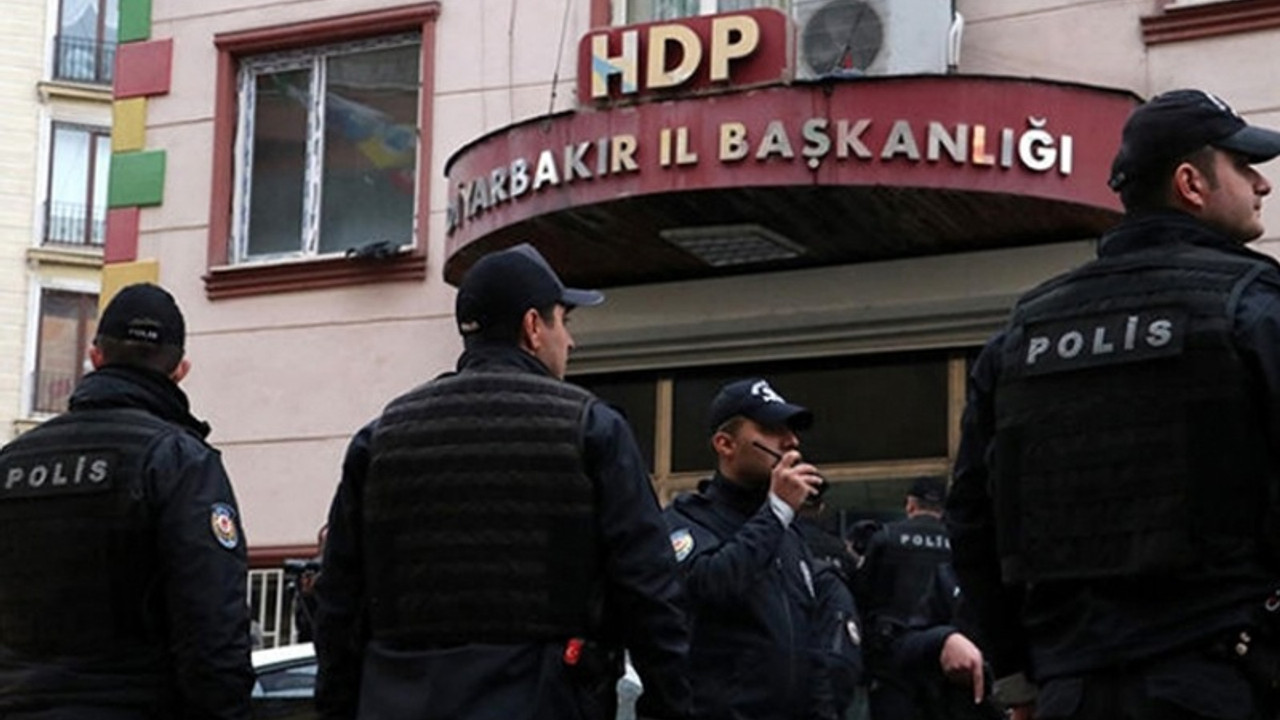 Polis, HDP'ye girip çıkanların isimlerini listeye alıyor