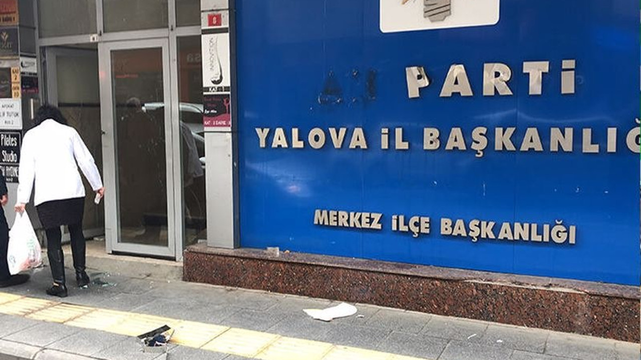 AKP binasına çekiçli saldırı