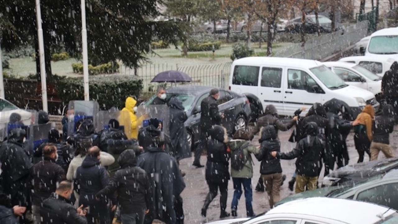 Polis şiddetiyle bacağı kırılan öğrenci için suç duyurusu öncesi müdahale