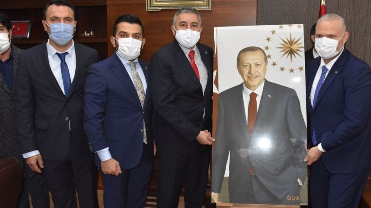 Menemen'de AKP'nin ilk icraatı: Erdoğan'ın fotoğrafını belediyeye getirdiler, top atışı yaptılar