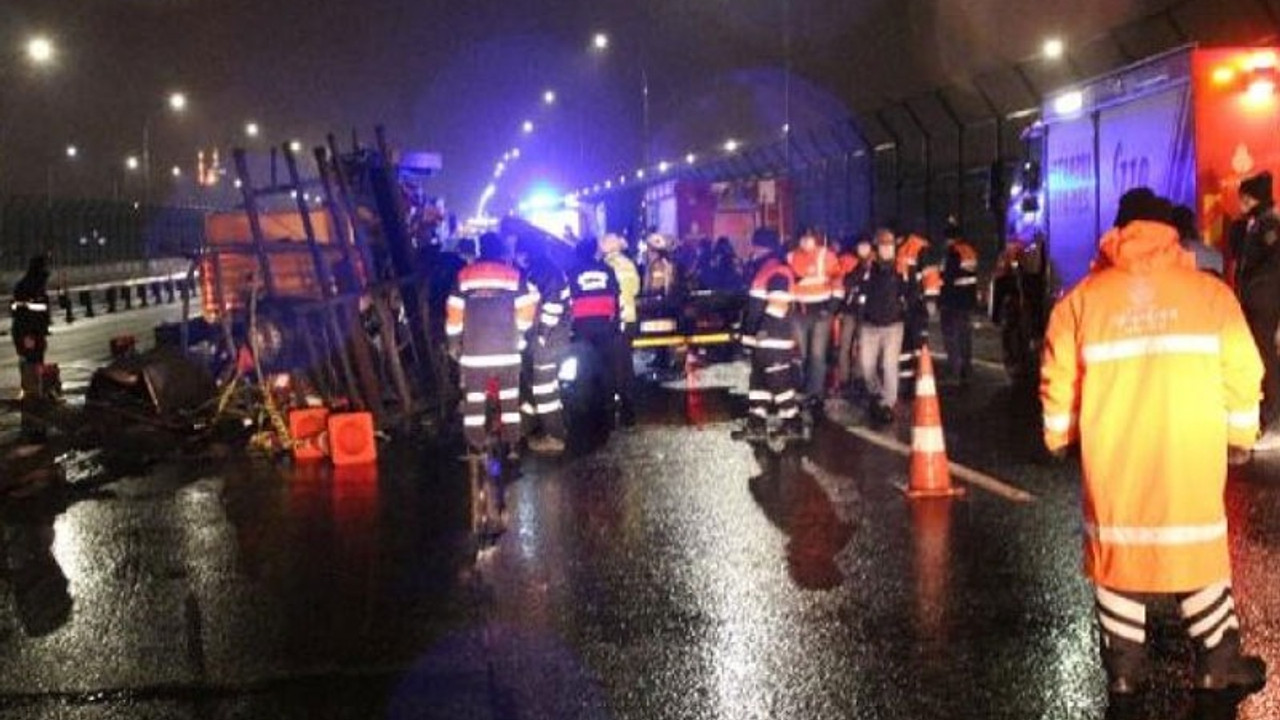 Haliç Köprüsü'nde çekici, İBB'nin yol bakım araçlarına çarptı: 2 ölü