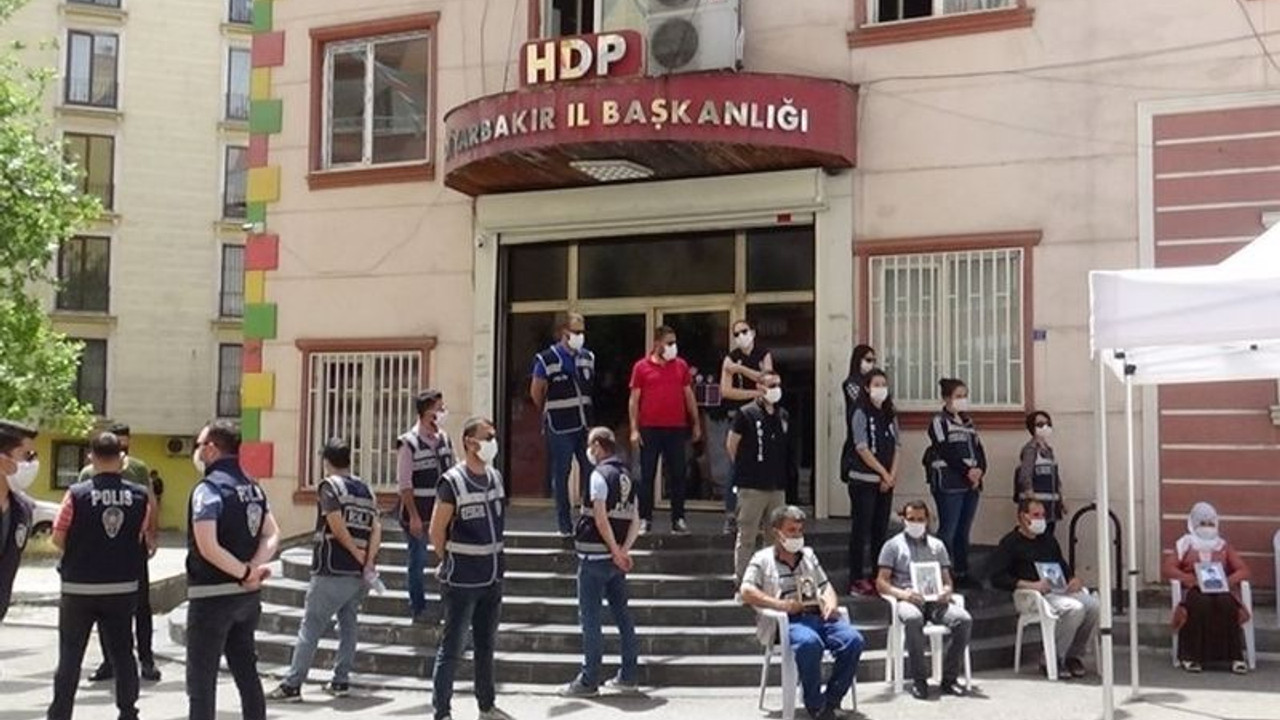 HDP önünde oturması istenen aileye 10 bin TL teklif edildi