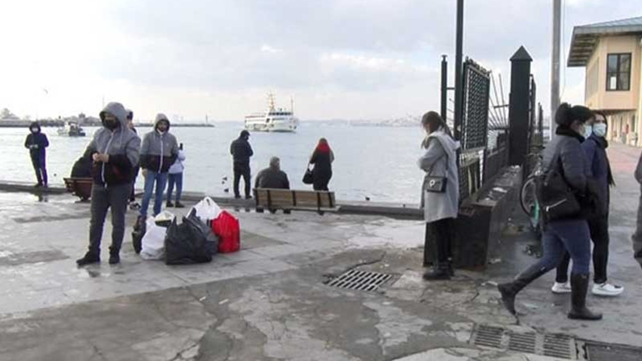 Kadıköy'de vapurdan atlayan bir kişiyi, başka bir yolcu kurtardı