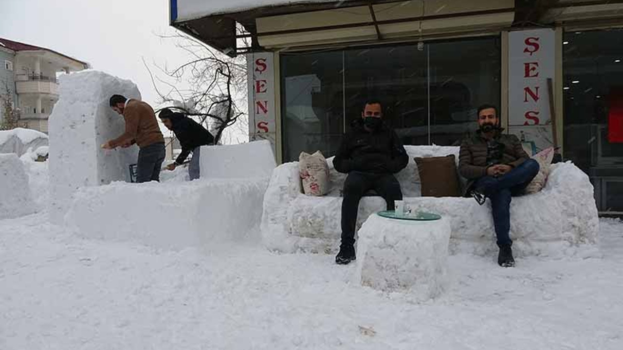 Yüksekovalı esnaf, işyerinin önüne kardan koltuk ve eşyalar yaptı