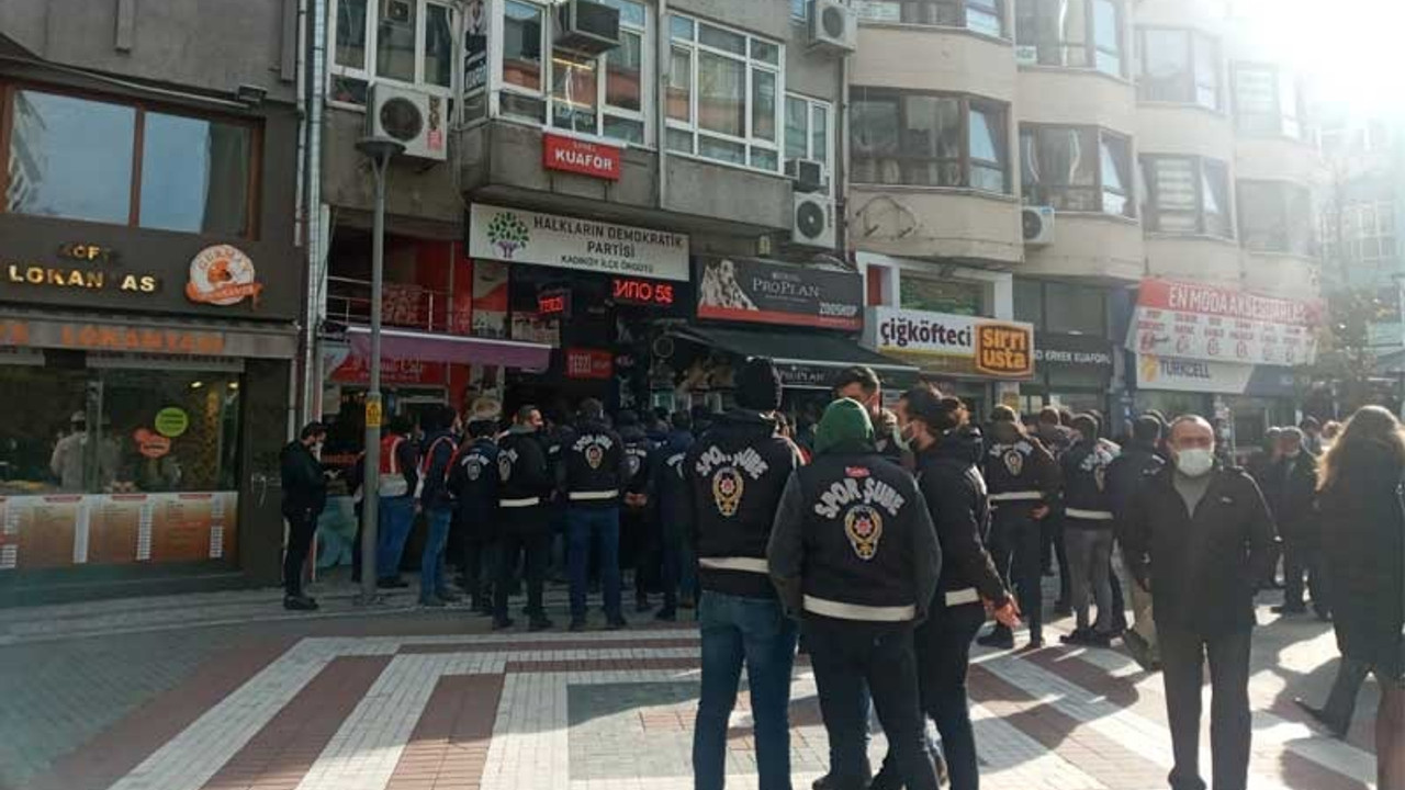 HDP, açlık grevlerine dikkat çekmek için Kadıköy'de polis ablukasında eylem yaptı