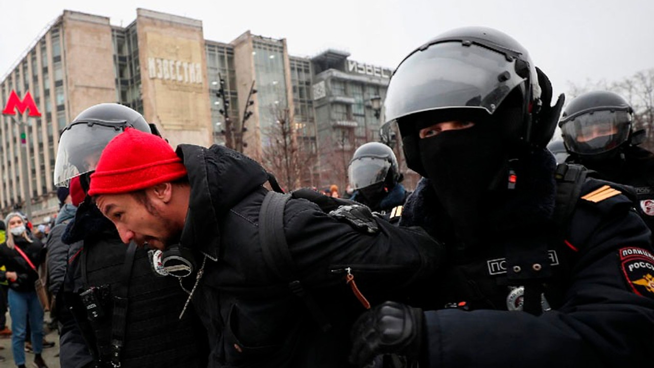 Rusya'da Navalny destekçilerine polis saldırdı