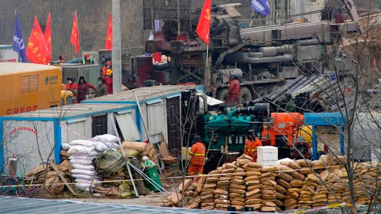 İki hafta sonra gelen mucize: Çin’de mahsur kalan 22 madenciden 11'i kurtarıldı